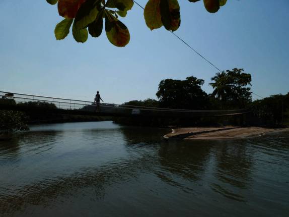 Atravessando ponte sobre a foz de um rio, no nosso caminho para Siete Altares, em Livingston, no litoral da Guatemala